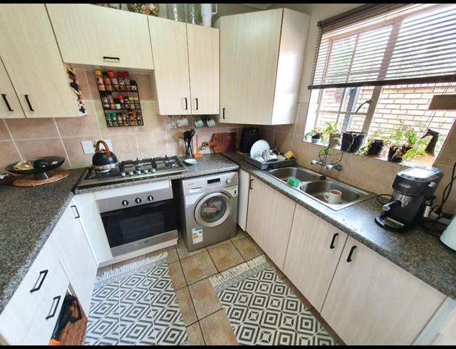 3 BEDROOM TOWNHOUSE FOR SALE IN SINOVILLE